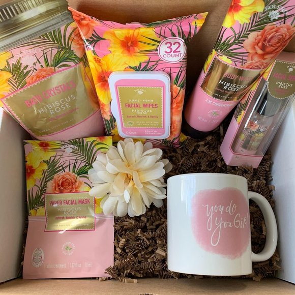 Pink themed pamper spa basket. Gift box for teens - Picture 3 of 3